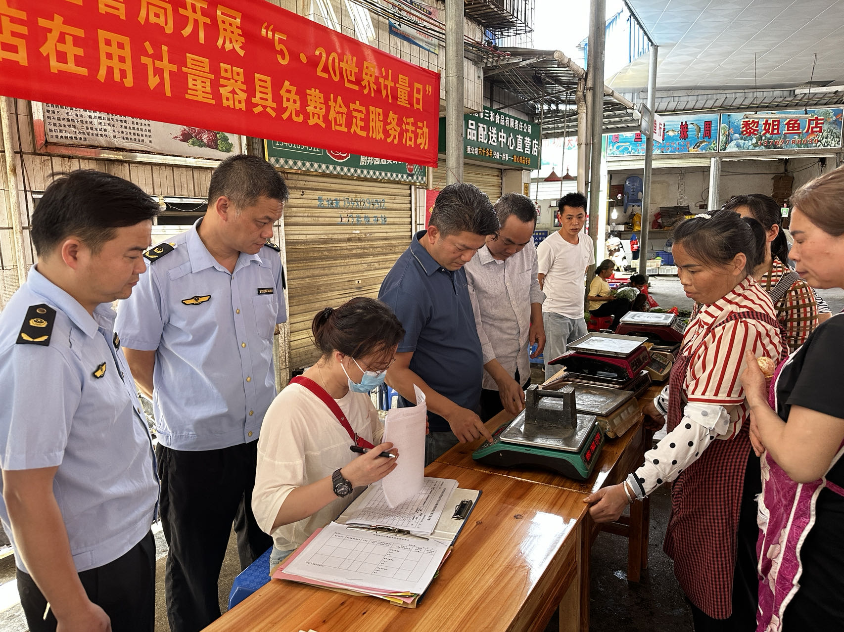 5月16日,河池市市场监管局开展“5•20世界计量日”暨小摊小店在用计量器具免费检定服务活动,积极落实小摊小店“活起来、火起来”行动要求2.jpg